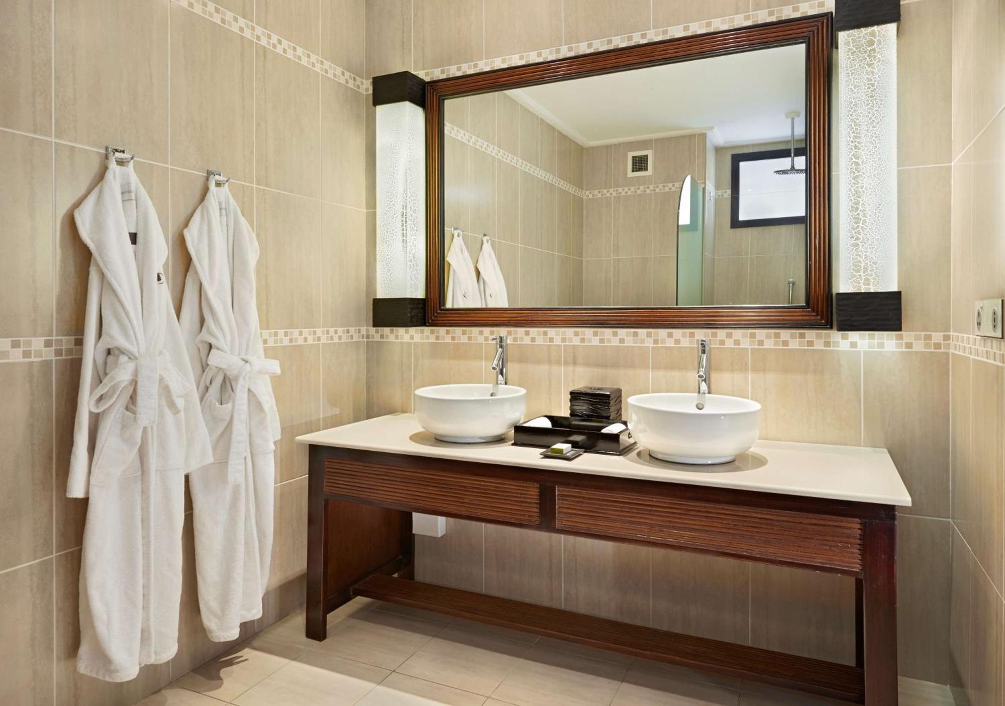 Doubletree By Hilton Seychelles Allamanda Resort & Spa Takamaka Eksteriør billede